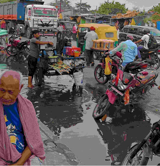 सूर्यगढ़ा बाजार में हल्की बारिश से जलजमाव, स्थानीय प्रशासन की अनदेखी से लोग परेशान